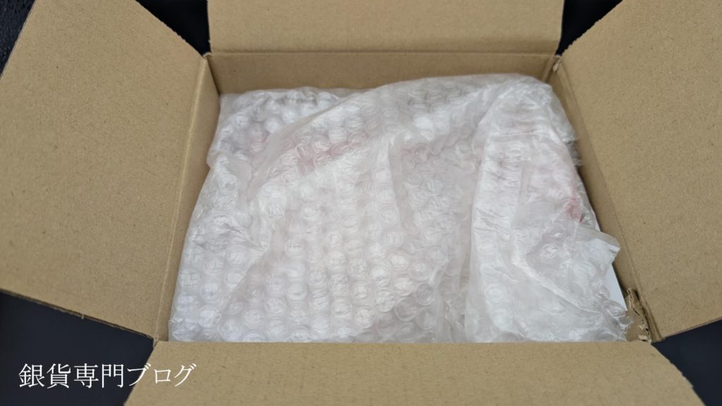 金銀の貯金箱・配送箱の中