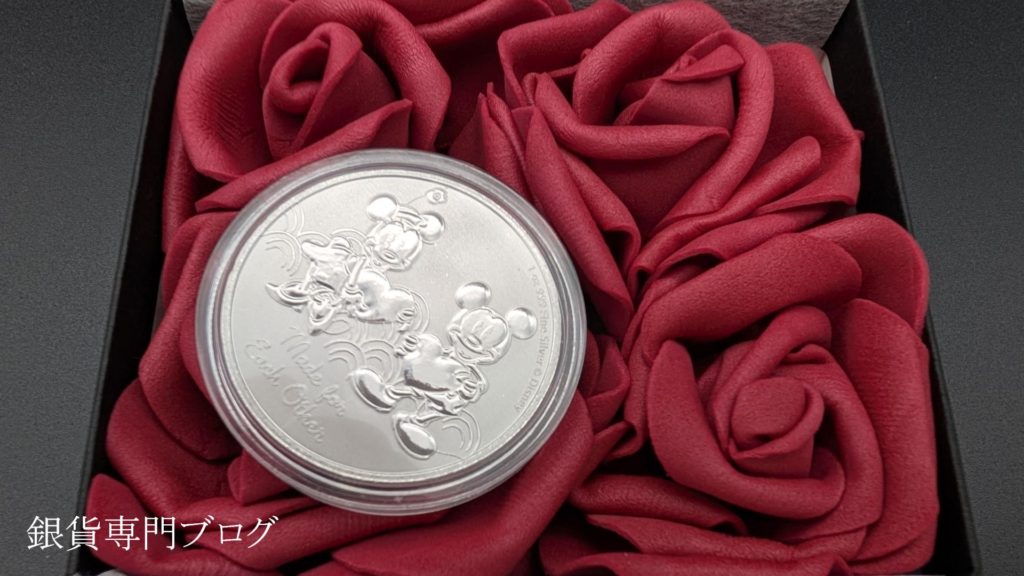 金銀の貯金箱・ギフトラッピングオプション【F2 赤系】のバラとミッキー＆ミニー ハート銀貨