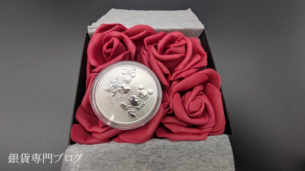 金銀の貯金箱・ギフトラッピングオプション【F2 赤系】のバラとミッキー＆ミニー ハート銀貨2