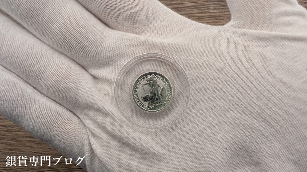 手のひらに2026年イギリス　ブリタニア銀貨1/10オンス